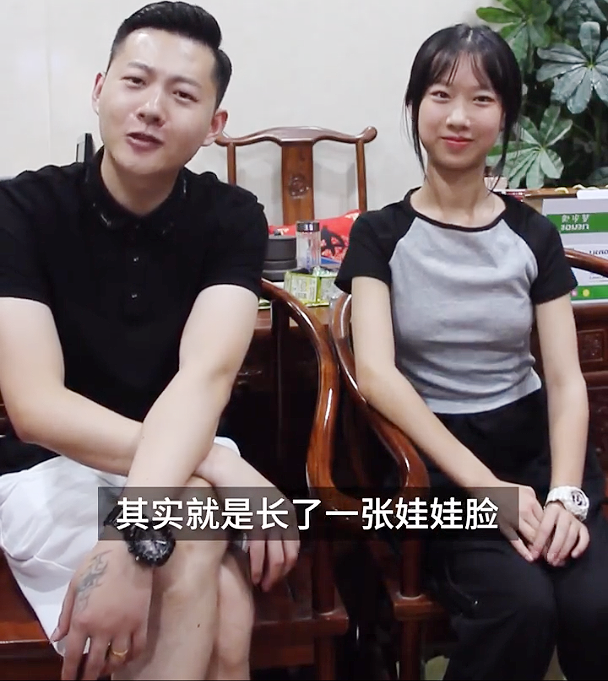 这是父女？两人相差二十岁的冻龄爸爸和女儿合照像兄妹