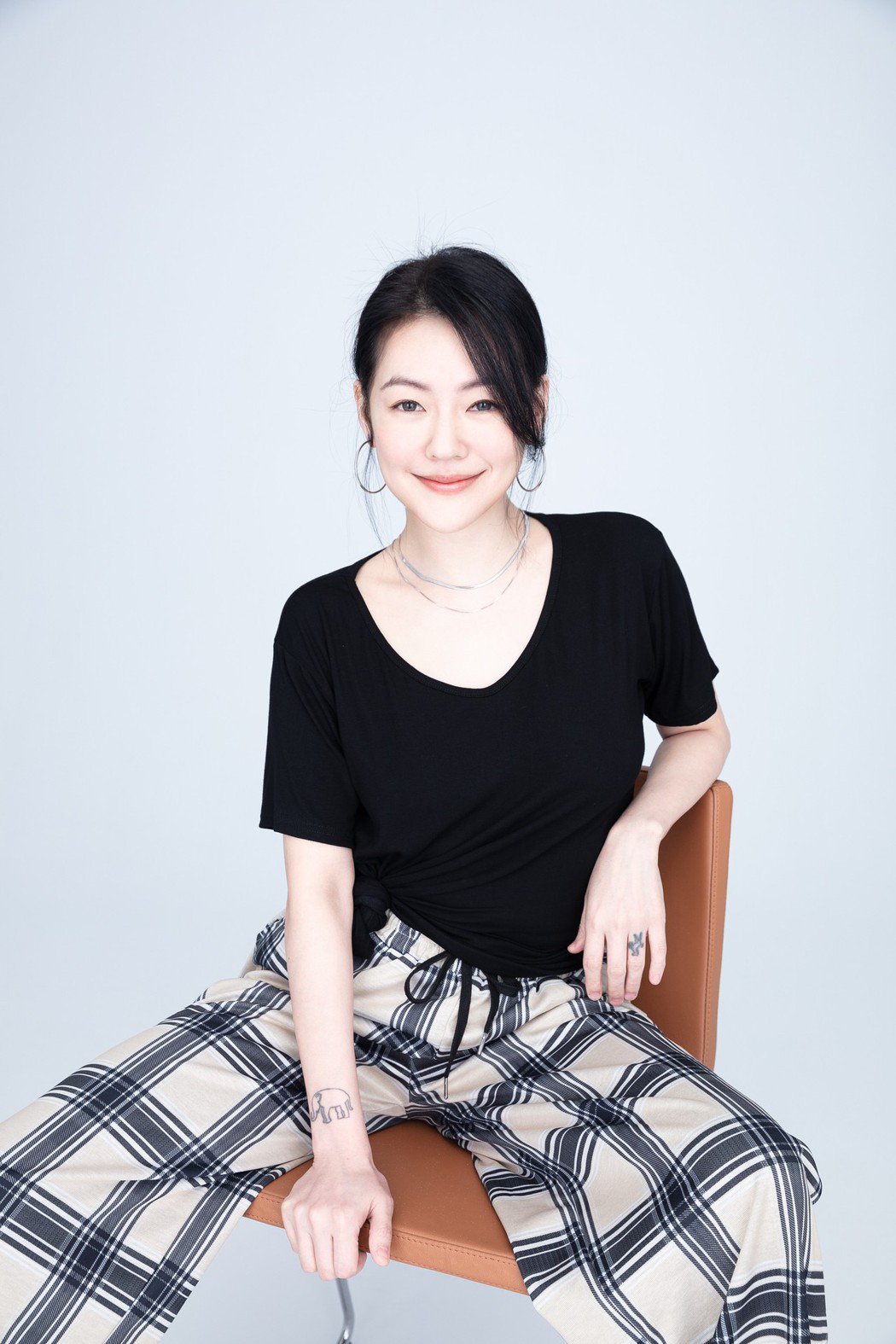 少妇小S录影前压力大到失眠躺著让化妆师化妆