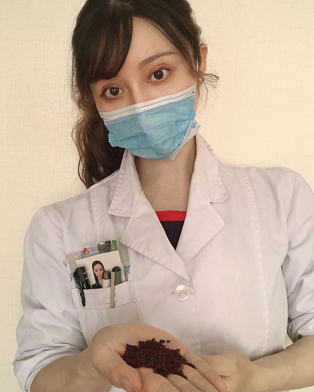 女中医师怀孕7个月、裸体倒立一字马网惊呆了！