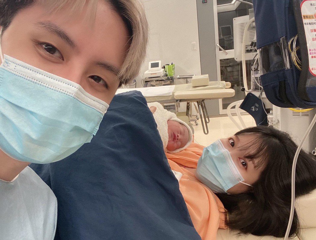 恭喜！田亚霍当爸了抱帅儿放话当「年轻的母亲晒儿魔人」