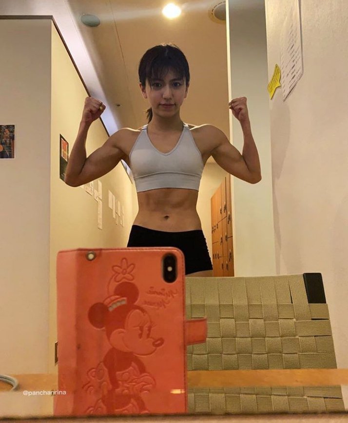 日本7战全胜美少女拳击手挑战拉动2.5公吨七人p站车