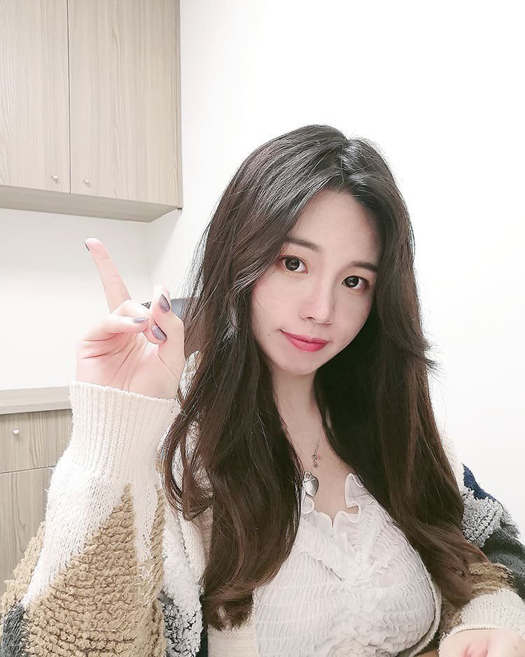 正妹医师「疫苗劝打文」附图凶爆！比基尼侧身上围炸出