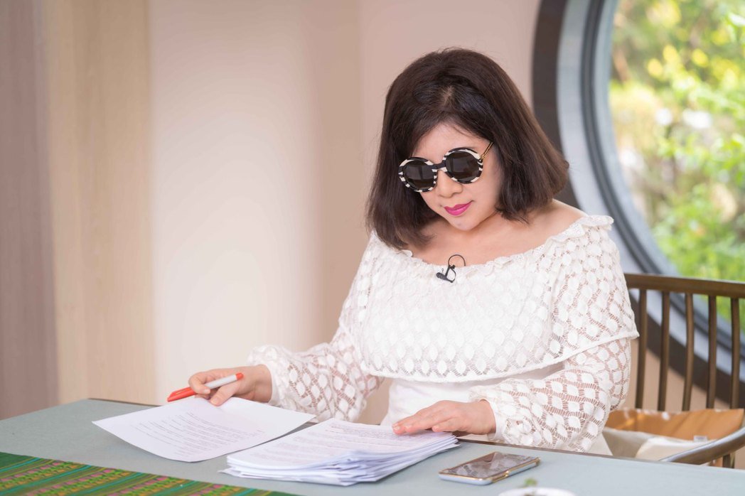 朋友的妈妈陈文茜撑病体主持   一边吸氧一边录影