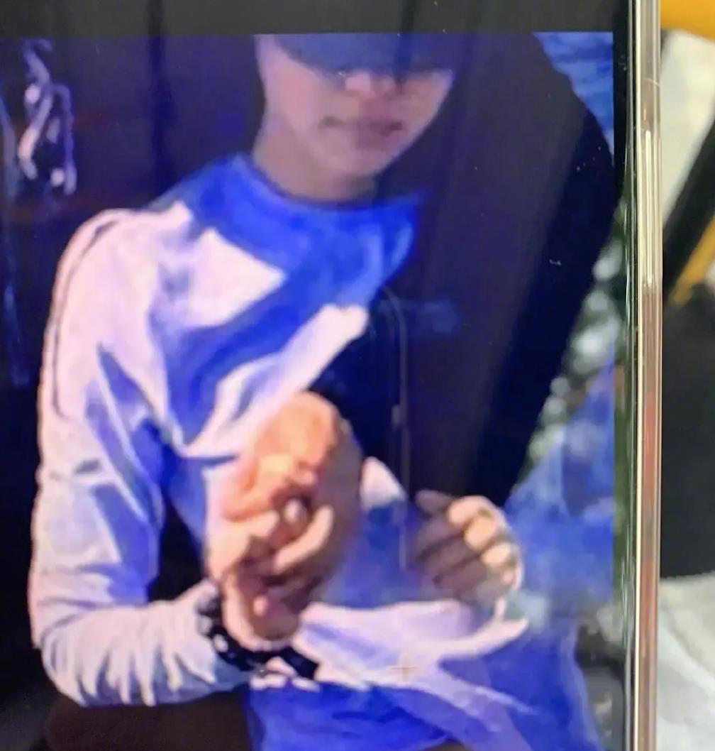 女神Jennie、V亲吻、牵手照曝光！骇客嚣张秀资料夹「还有超多」