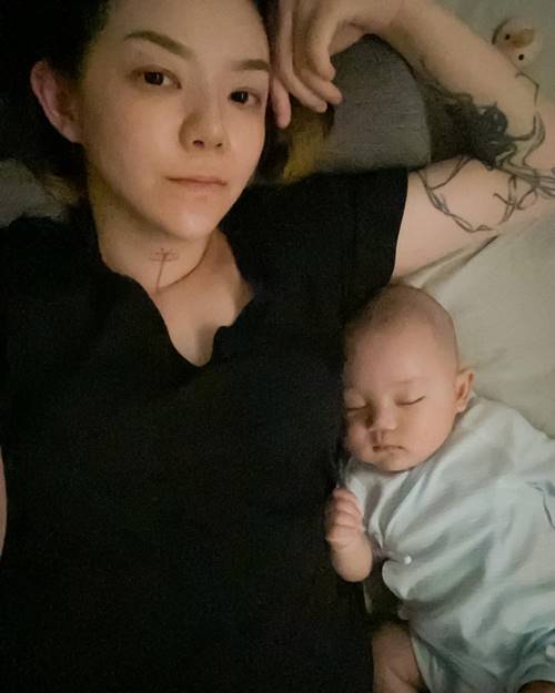 欧阳靖老公没见过她肚子隆起的样子。