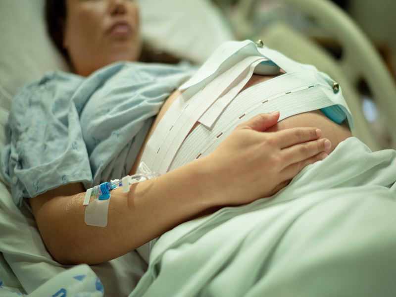 妈妈产后，宝宝跟丈夫一起唤醒妈妈「亲爱的早点醒，我和宝宝都在等你回家。