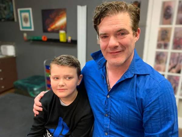 儿子因胎记自卑游泳不敢脱上衣，父亲忍痛9次30小时刺青，相同印记向儿子证明