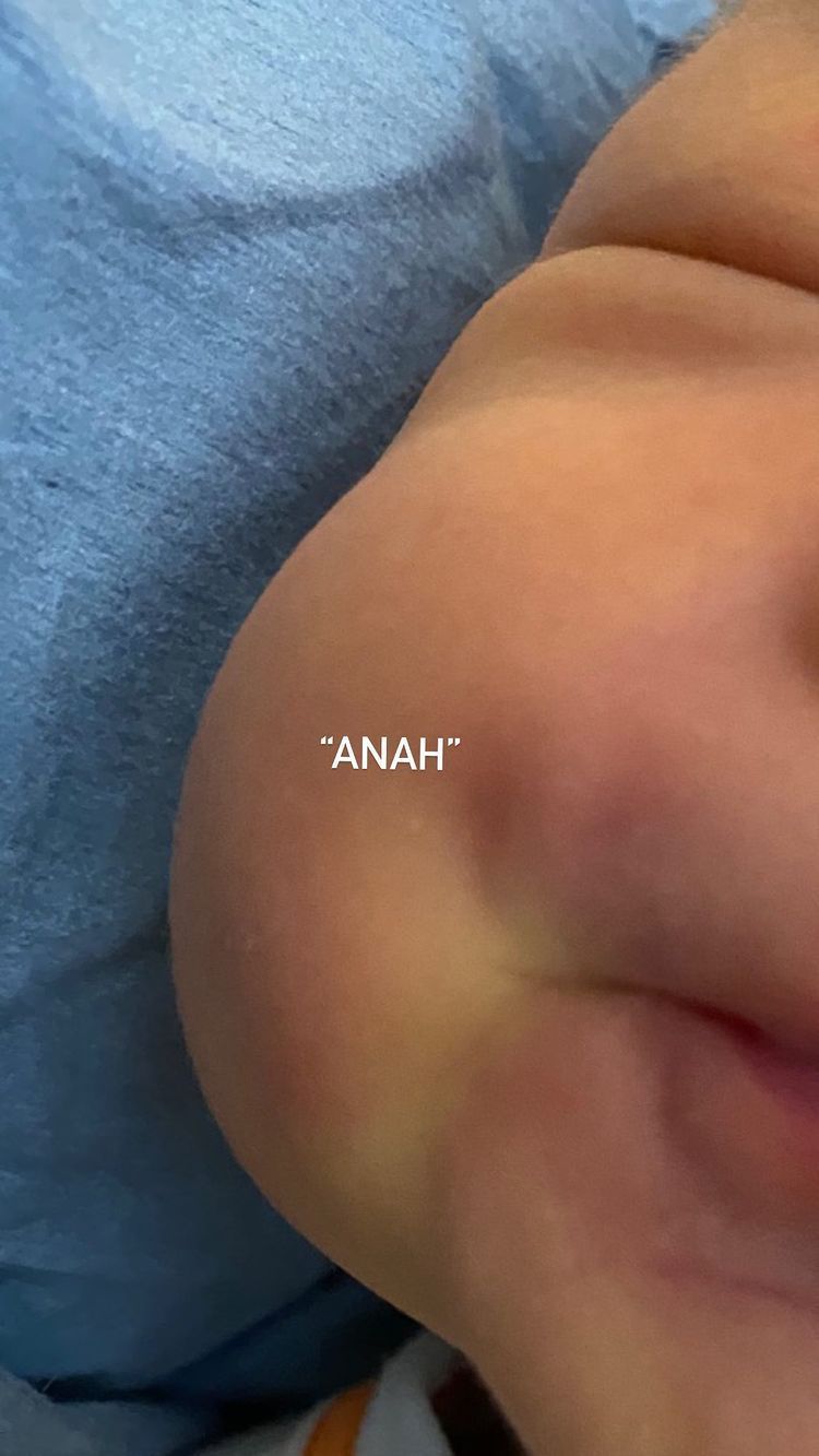 杨祐宁女儿生啦！澎澎小脸露出微笑嘴角，让人看了一秒融化