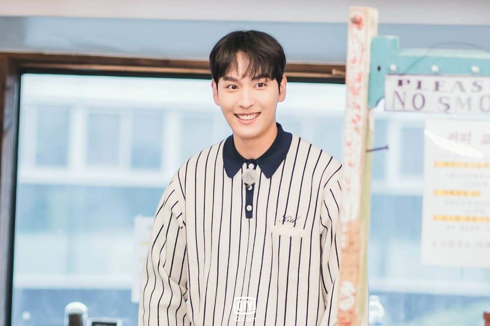 娶走国民女神朴信惠崔泰俊婚后首亮相自嘲「叛徒」