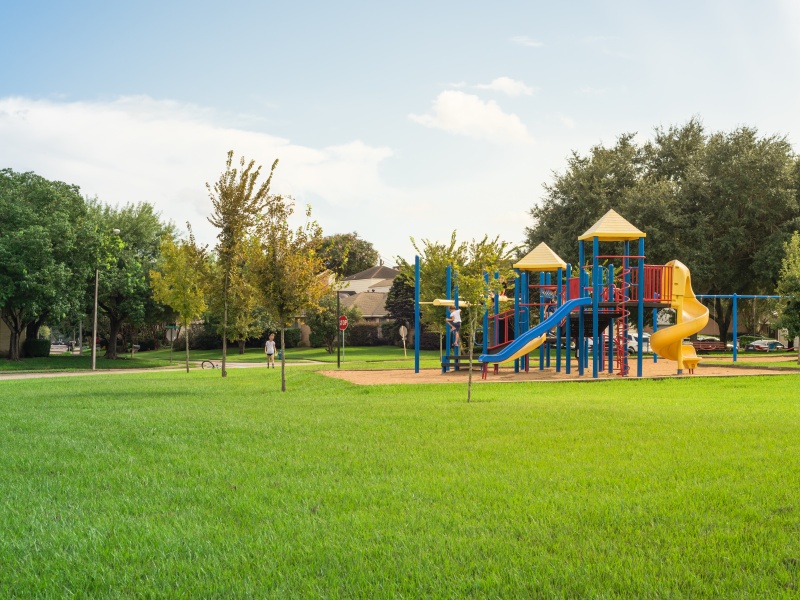 高雄诡男强抱女童遭阻拦，怀恨在心竟改骑脚踏车「冲撞小姊妹」！