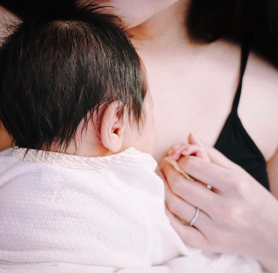 廖晓乔产后，听到儿子哭声秒落泪喊：成为妈妈真的好感动！