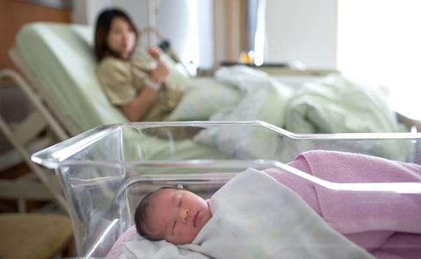 母婴同室连哄宝宝2晚都没睡，隔壁床超崩溃！