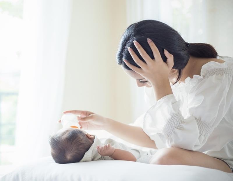 新手妈妈：「我快崩溃了！」生产、育儿大小事都要听大姑的意见