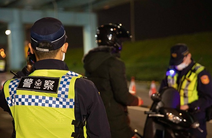 国小女童喊话：「放我爸爸回家陪我可以吗？」