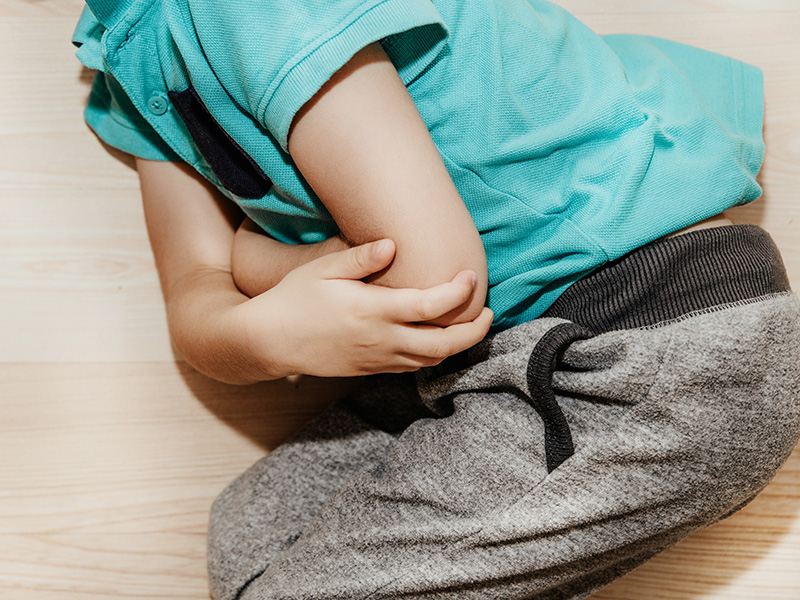 孩子剧烈腹痛紧急送医吓坏家长，急诊医师：「不通则痛！」