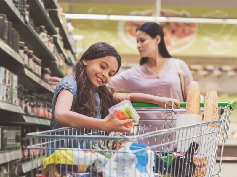 4岁孩超市吵口渴，妈无奈先开水喝再付款，店员「算偷窃」惹议