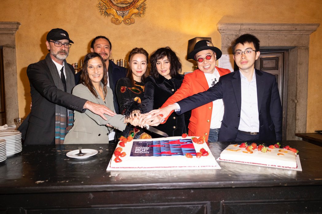 爱玛夫人何超仪沈浸式首映会！台下观众竟被公开笑「笨蛋」