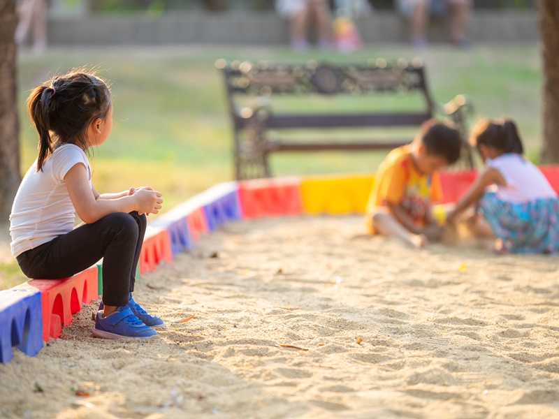在家一条龙、在外一条虫，孩子出门判若两人，于社交场合焦虑不安