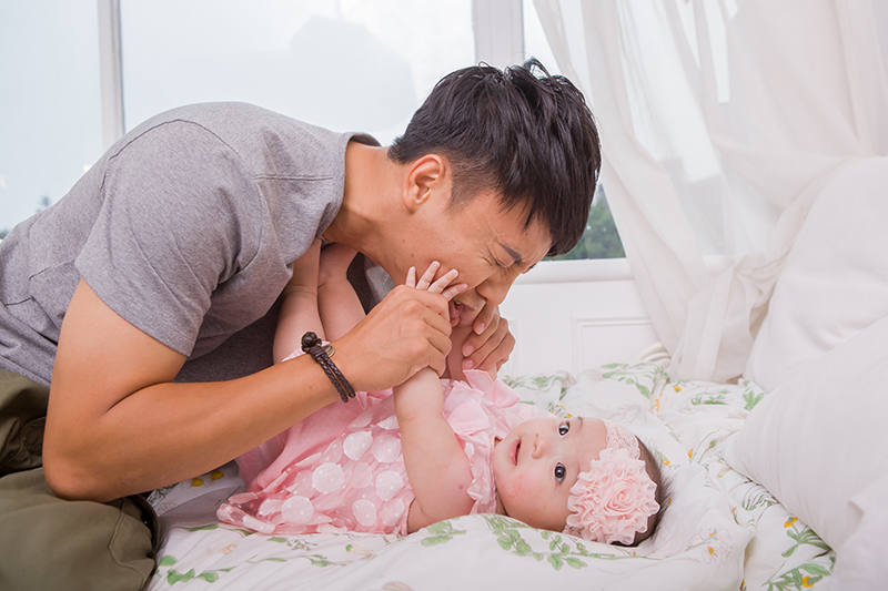 不自觉哼起儿歌、让爸爸们开始怀疑人生的「老爸症候群」，你也有吗？