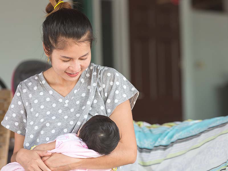 宝宝黄疸在医院照光，怎么喂？双胞胎怎么喂？吸多久要换边？