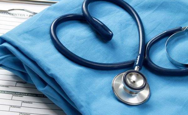 并反问：若你蛋蛋受伤，要岳父帮忙擦药吗？