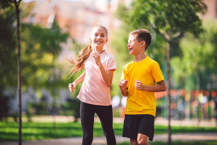 青春期孩子吃多却变瘦，还有心悸手抖脖子肿，小心！甲状腺机能亢进在作祟