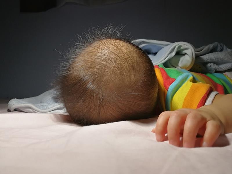 婴儿趴睡亡判重刑！单亲妈独留3月女婴在家睡觉，面对过失竟推给11岁儿