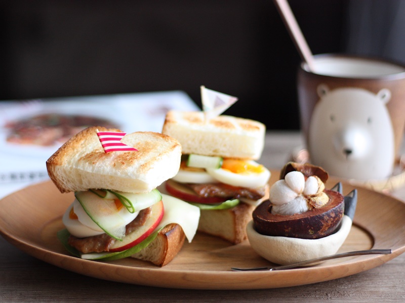 迷你汉堡吐司、起士汉堡肉、鸡肉野菇炊饭、鸡肉野菇饭团