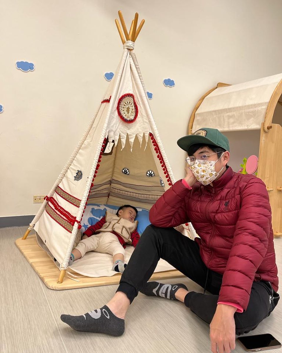 很崩溃！「妈妈真的累了！」黄靖伦节目分享新手爸妈日常，孩子夜夜哭闹。