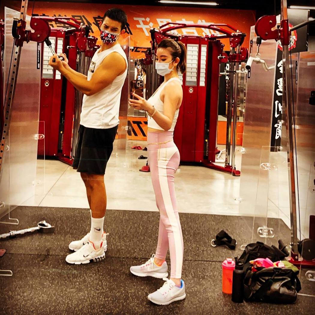 女神许维恩PO文半夜和王家梁「疯狂运动」露翘屁股女星狂赞