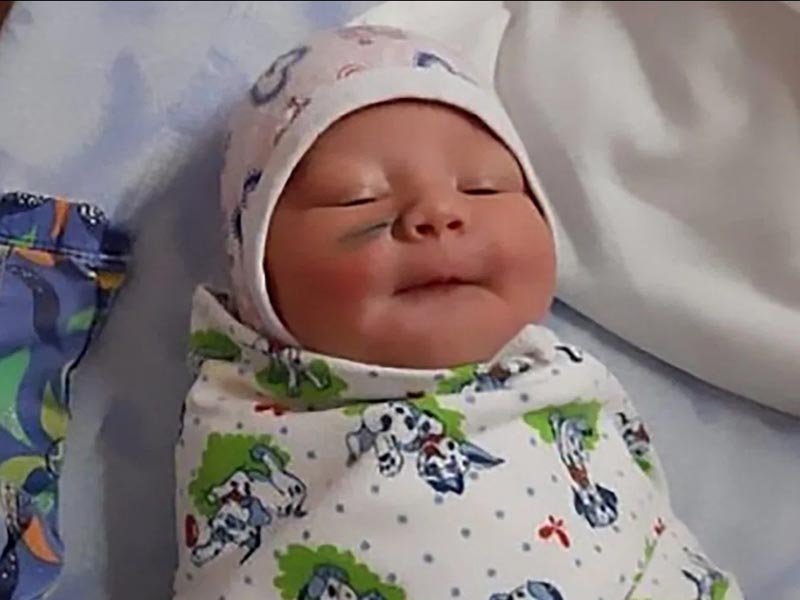 剖腹产割到女婴脸，妈妈心疼女儿破相，医甩锅冷回：谁叫她乱动