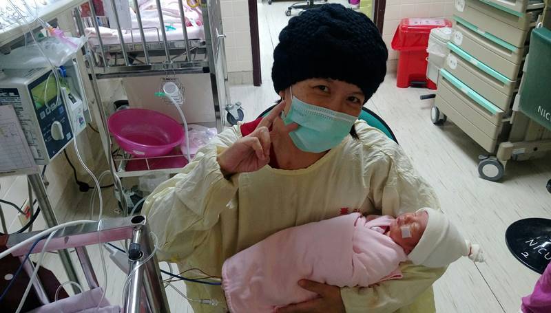 感受到孩子的心跳同时罹癌，妈妈为了保留胎儿，癌症从一期到三期她却不后悔