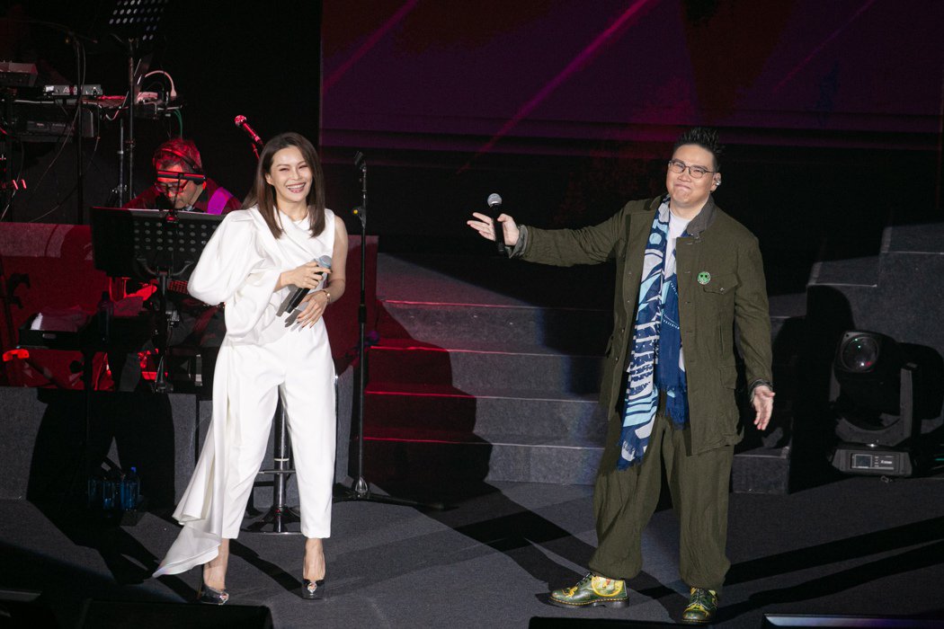 姐姐的朋友苏永康唱一半她冲上台送「蓝胶」他吐露这件事：像乱伦