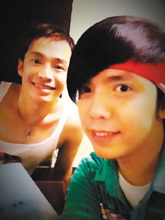 不忍哥哥大炳遭路人污蔑小炳和路人打起来