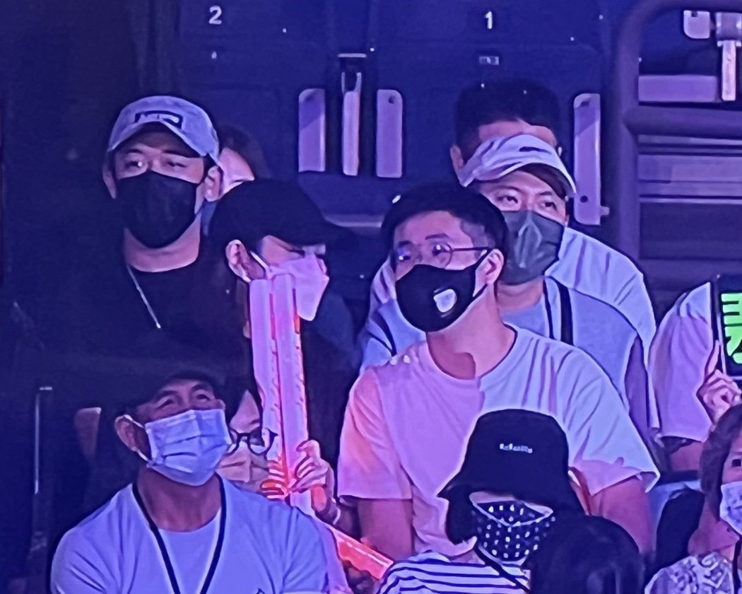 动力火车乘3楼高电梯空降意外曝Selina与男友高清全貌