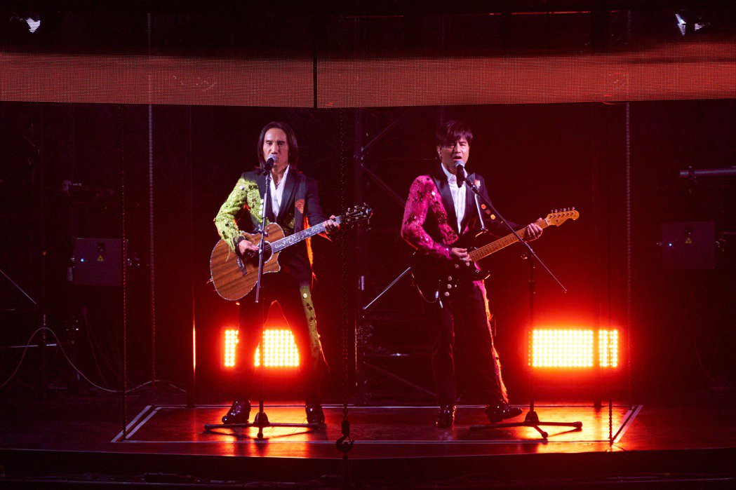 动力火车乘3楼高电梯空降意外曝Selina与男友高清全貌