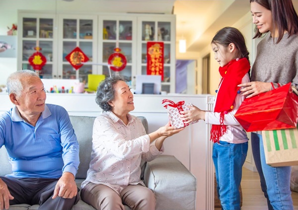 媳妇到婆婆娘家过年，初二想回娘家吃午餐却被情绪勒索：回去这么短，乾脆不