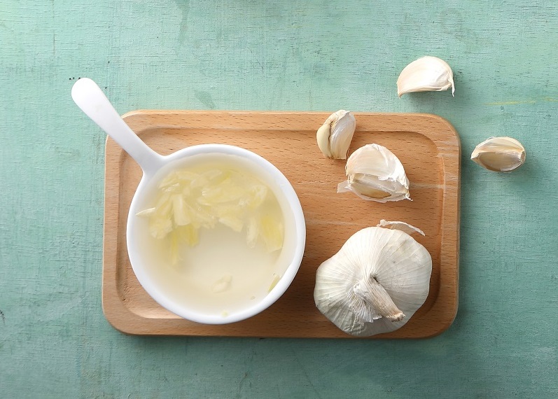 宝宝感冒咳嗽可喝冰糖大蒜水！大蒜杀菌功能配合冰糖蒸煮，止咳效果加乘