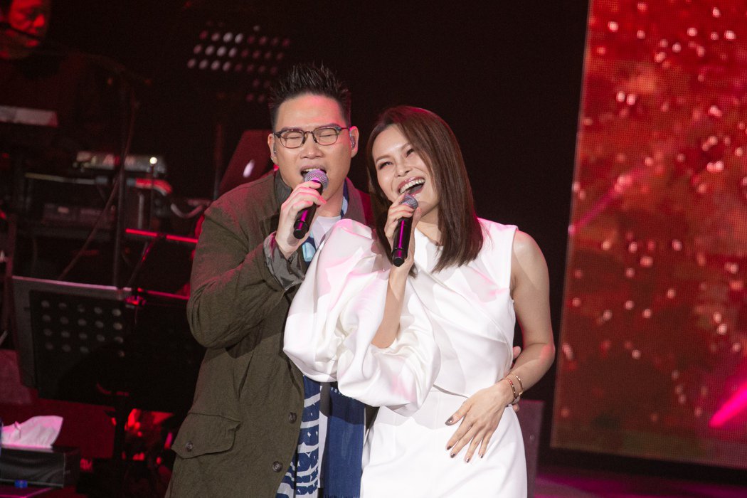 姐姐的朋友苏永康唱一半她冲上台送「蓝胶」他吐露这件事：像乱伦