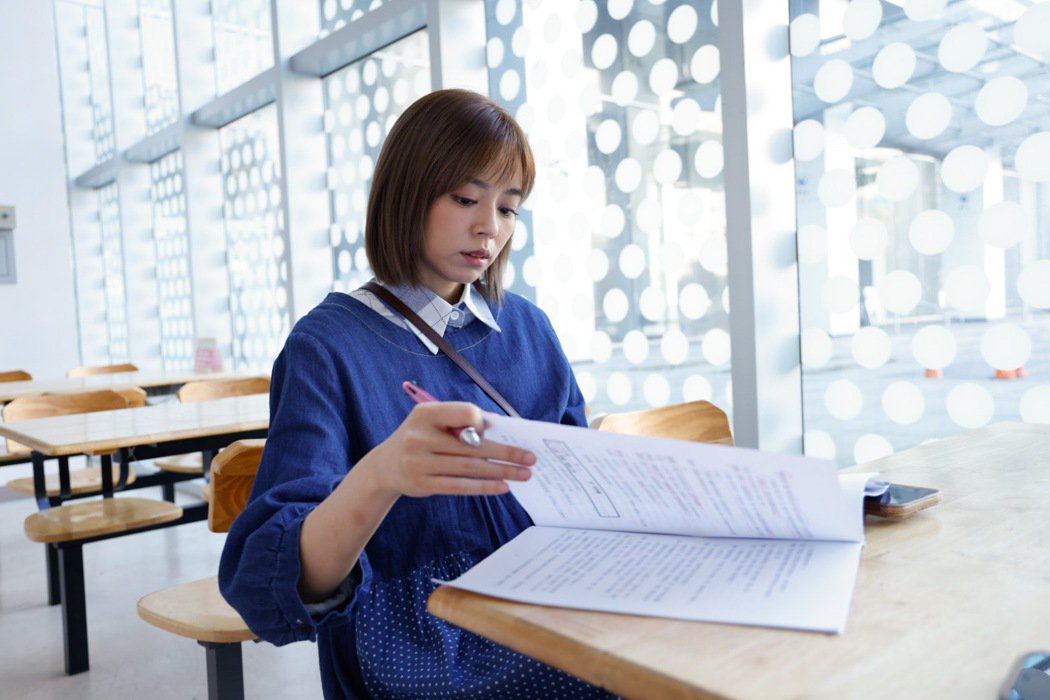 王瞳「有了」！挺孕肚现身妇产科网吓歪