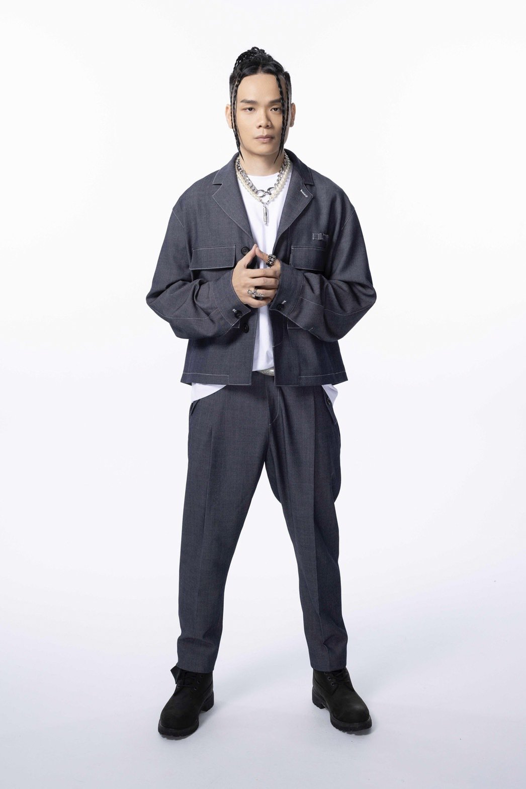 瘦子都甘愿为他亏钱歌手Barry Chen打架闹事被逮回