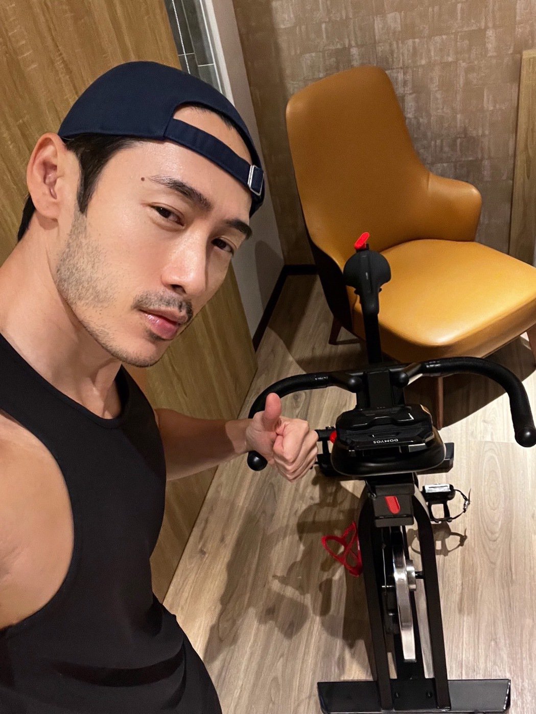 路斯明曝防疫隔离现况自嘲像「宠物」餐餐等门铃声