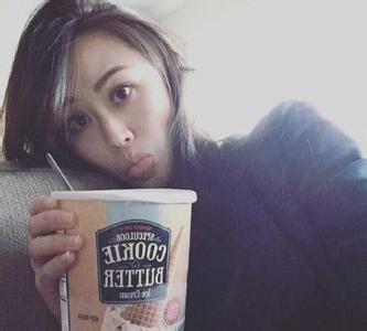 李小鹏娇妻怀孕仍吃冰淇淋,网友：拍完照就快还给奥莉吧