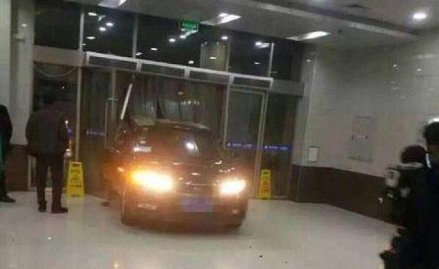 女婴突发高烧,父亲飙车撞掉医院大门,小孩高烧不退怎么办?