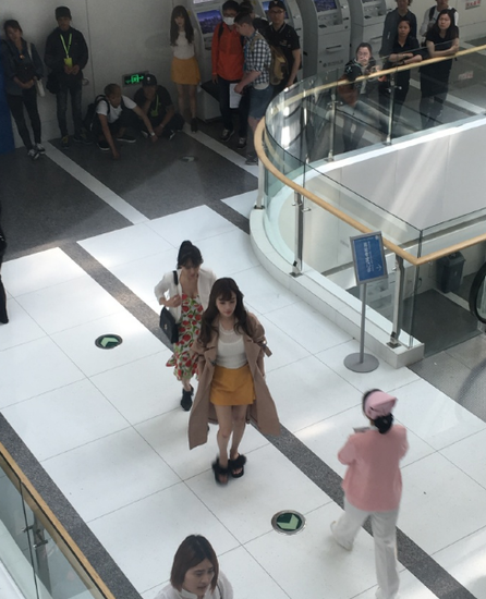 李小璐“火辣”现身片场 身材傲人相当惹眼