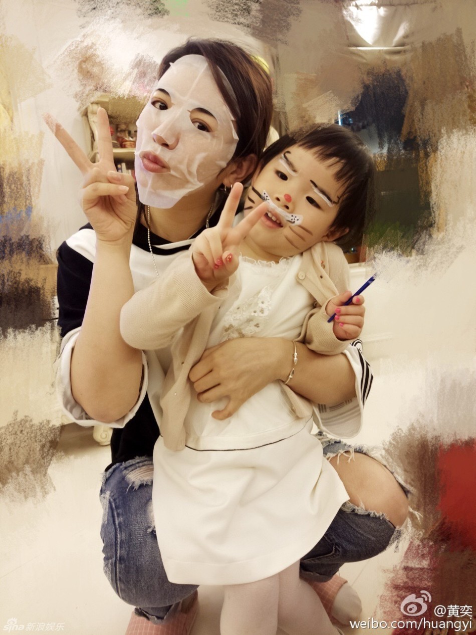 黄奕为女儿画花脸温馨