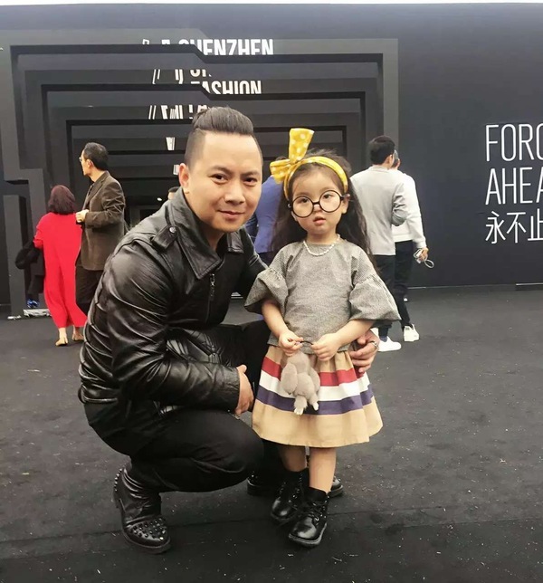 近日，一位网络萌娃崔雅涵红极网络，带给众人眼前一亮的感觉。