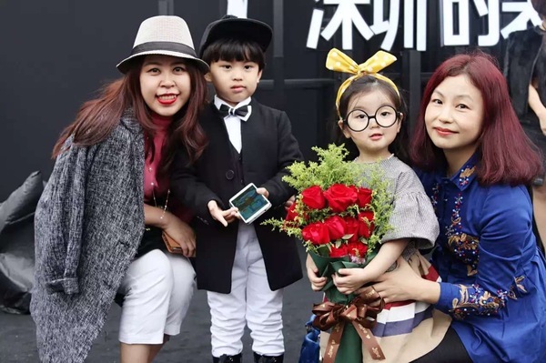 近日，一位网络萌娃崔雅涵红极网络，带给众人眼前一亮的感觉。