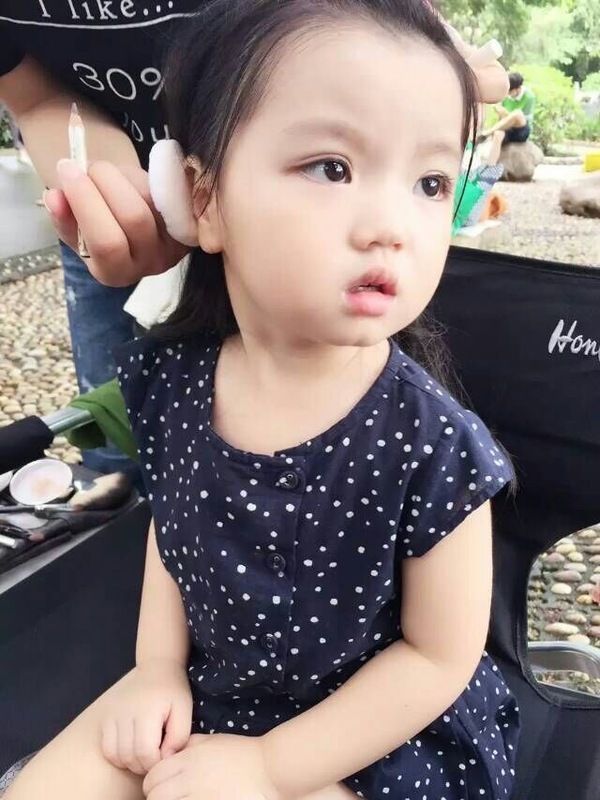 近日，一位网络萌娃崔雅涵红极网络，带给众人眼前一亮的感觉。