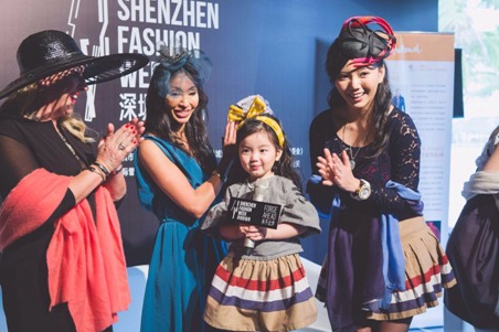 近日，一位网络萌娃崔雅涵红极网络，带给众人眼前一亮的感觉。